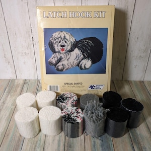 Könnte beinhalten: Ein Latch-Hook-Kit mit einem Design eines Old English Sheepdog. Das Set enthält eine bedruckte Leinwand, Garn in verschiedenen Farben und Anweisungen. Die Verpackung trägt die Aufschrift "LATCH HOOK KIT" und "SPECIAL SHAPED".