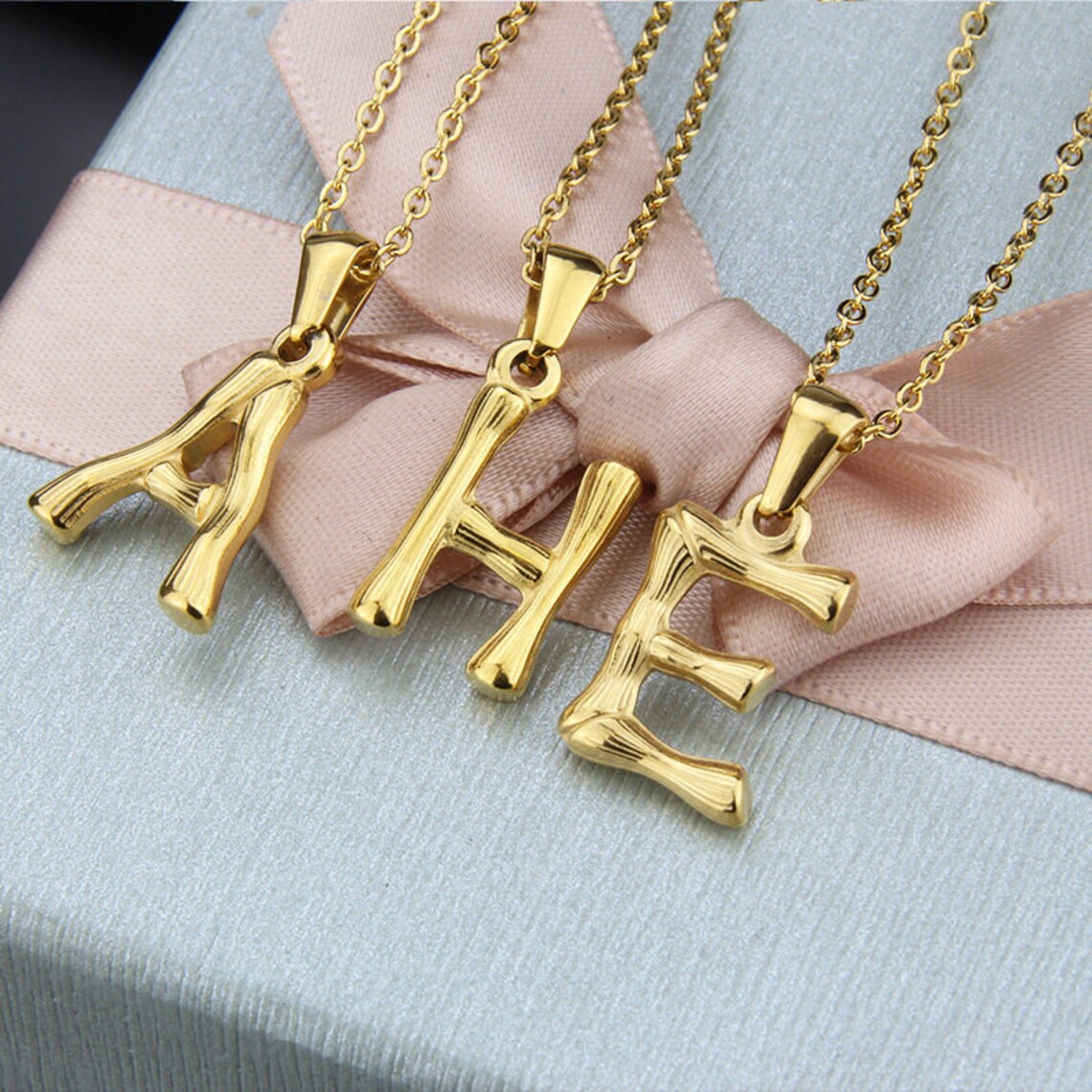 4 images 1 mot femmes 8 lettres
