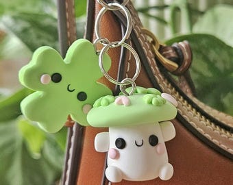Charm para bolso de hongo hecho a mano: llavero de seta de trébol, accesorio para bolso de estilo cottagecore y regalo kawaii.