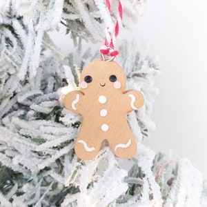 Lebkuchen Weihnachtsbaum Ornament, Dekoration niedlich, Kawaii Strumpffüller, handgemachtes Geschenk, Feiertage, saisonales Dekor, Christbaumkugel, süß Bild 1