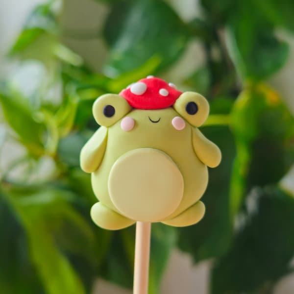 キノコ帽子カエル、キーホルダー、チャーム、植木鉢アクセサリー、置物、彫刻、小物、手作り粘土ギフト