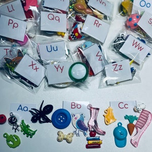 Objetos del alfabeto 5 por letra Baratijas del alfabeto Mini objetos con sonidos iniciales Objetos de caja de sonidos Montessori Mini objetos para terapia del habla