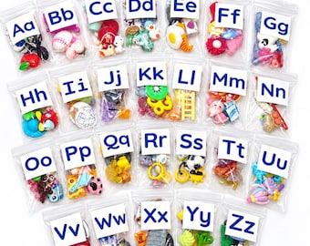 Puede incluir: Una colección de veintiséis bolsas de plástico transparente, cada una con pequeños dijes coloridos variados y etiquetadas con una letra del alfabeto de la Aa a la Zz en texto azul sobre fondo blanco. Los dijes presentan diversas formas y objetos.