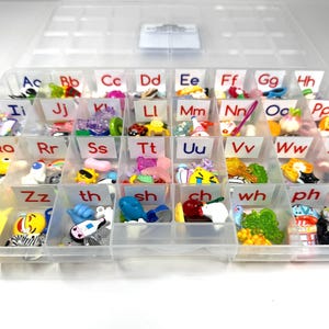Das Alphabet Mini-Objekte-Set enthält Phonics & Digraphs Kit | Montessori Sound Set Logopädie Schmuckstücke | Say and Play Mini Objekte