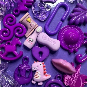 Baratijas PÚRPURAS Clasificación por colores con objetos en miniatura y tarjeta Actividad preescolar para aprender los colores Mini objetos de terapia del habla en color púrpura Baratijas I Spy
