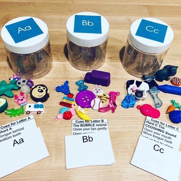 Alphabet Set mit Objekten-Beginn Klangobjekte-Logopädie Mini Objekte-Montessori Klangobjekte-Lehrwannen-Alphabet Klassenzimmer Set