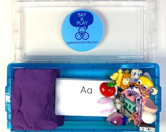 Miniobjetos del alfabeto con tarjetas de letras y arena cinética - Caja sensorial portátil - Aprende los sonidos iniciales
