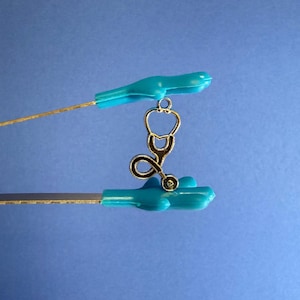 Mini STETHOSKOP Charm - Medizinische Miniatur Schmuckstücke