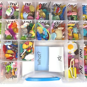 Say & Play Mini-Objekte-Logopädie-Kit - 300+ Artikulations-Schmuckstücke, Phonetik, Fragekarten und Buchstaben-Tonmatten SLP-Werkzeuge