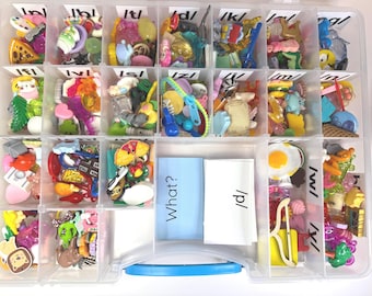 Kit de terapia del habla con miniobjetos para decir y jugar: más de 300 objetos de articulación, fonética, tarjetas de preguntas y tapetes de sonido de letras. Herramientas SLP.