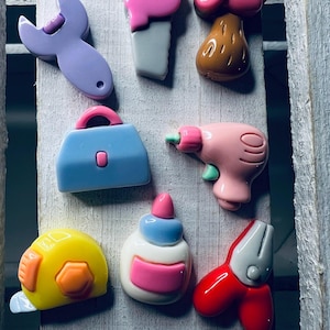 Ensemble d'outils miniatures de 8 bibelots Mini-objets à outils sur le thème Outils pour maison de poupée Mini-objets d'orthophonie Bricolages Minis construction