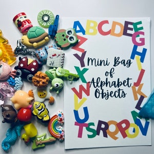 Könnte beinhalten: Eine Sammlung von alphabetisch thematisierten Objekten, darunter eine Schildkröte, eine Eule und ein Regenbogen, die um eine Karte mit der Aufschrift "Mini Bag of Alphabet Objects" angeordnet sind. Die Objekte sind in verschiedenen Größen und Formen auf weißem Hintergrund.