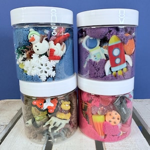 Sable sensoriel avec des mini-objets - Choisissez votre thème bibelots - explorez des miniatures dans le sable cinétique