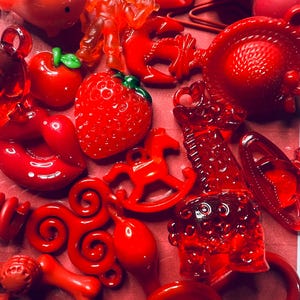 RED Farbe Sortieren von Schmuckstücken nach Farbe mit Karte Sortieren von Mini-Objekten