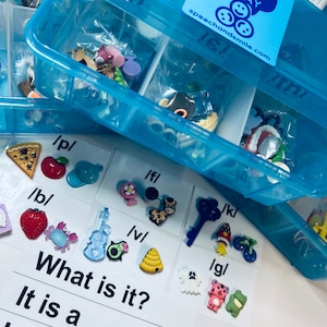 Juego de mini objetos para terapia del habla con más de 300 adornos de articulación para sonidos del habla en un estuche portátil Tarjetas de sonido Kit de mini objetos para decir y jugar