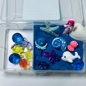 Kit de curiosidad para juegos sensoriales con arena cinética y mini objetos temáticos
