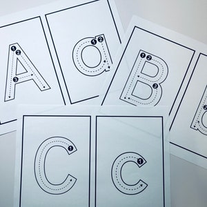 Peut inclure: Quatre feuilles de travail imprimables en noir et blanc pour tracer les lettres A, B, C et D. Chaque lettre comporte des points numérotés pour guider le tracé.
