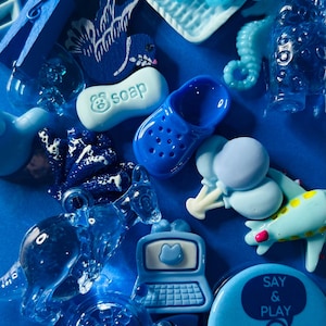 Blau Farbe Sortieren Schmuckstücke nach Farbe mit Karte Sortierung Mini Objekte lernen Farben Vorschule Aktivität blau Logopädie Minis nach Farbe