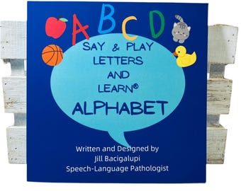 Puede incluir: Un libro azul con las letras ABCD en un globo de diálogo. El título del libro es "Say & Play Letters and Learn Alphabet". El libro está escrito y diseñado por Jill Bacigalupi, logopeda.
