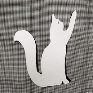 Könnte beinhalten: Eine weiße Silhouette einer Katze mit erhobenem Pfote vor einem schwarz-weißen Gitterhintergrund.