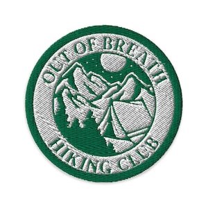 Könnte beinhalten: Grün-weißer gestickter Aufnäher mit dem Text "Out of Breath Hiking Club" und einer Bergszene mit einem Zelt.