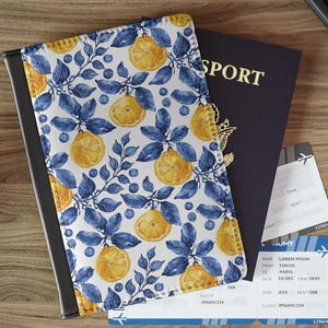 Funda de pasaporte floral con estampado estético de limón, regalo para viajeros, bonito estuche de viaje con elementos esenciales para el aeropuerto, estuche de pasaporte para ella