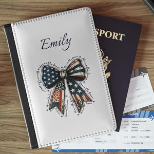Funda de pasaporte personalizada con diseño de coqueta, bandera de EE. UU., estética, regalo de equipaje, monograma, esencial de viaje estadounidense, funda de pasaporte personalizada de EE. UU.