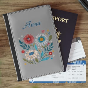 Funda de pasaporte personalizada con diseño floral de la bandera de EE. UU., ideal como regalo de equipaje, monograma, esencial para viajes estadounidenses, funda personalizada para pasaporte estadounidense con flores.
