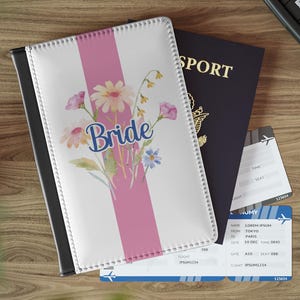 Funda para pasaporte, regalo de boda para novia, billetera de viaje con diseño de flores de agua, porta pasaporte para fiesta nupcial, regalo de luna de miel para esposa