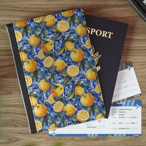 Funda de pasaporte con estampado floral de limón, regalo de equipaje estético, funda de pasaporte con estampado de limón, funda de viaje cítrica, billetera Cottagecore, artículos esenciales para el aeropuerto