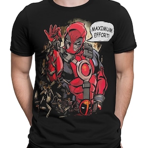 Könnte beinhalten: Schwarzes T-Shirt mit einer Cartoon-Illustration von Deadpool, einem Superhelden-Charakter, mit dem Text "MAXIMUM EFFORT!" in einer Sprechblase.