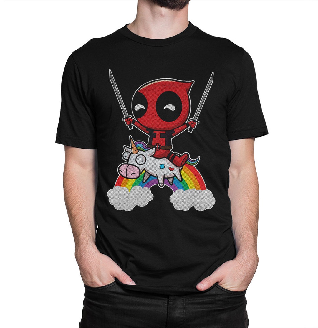 T-shirt Graphique Deadpool Sur Une Licorne Arc-en-ciel - Homme/femme - Coton/polyester - Neuf Sans étiquettes