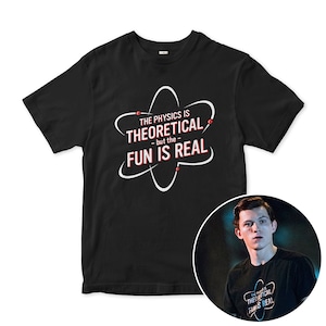 Könnte beinhalten: Schwarzes T-Shirt mit einer weißen Atomgrafik und dem Text "The physics is theoretical - but the fun is real".