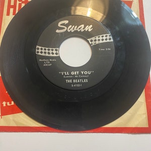 Puede incluir: Disco de vinilo negro con una etiqueta blanca. La etiqueta tiene el texto "Swan" en una fuente cursiva, "Northern Music LTD. ASCAP", "I'LL GET YOU" (Lennon - Mc Cartney), "THE BEATLES", "S-4152-1" y "Time: 2:04".