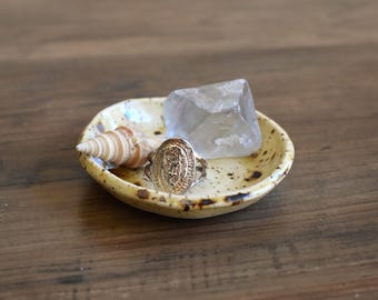 手作りの斑点模様のベージュの陶器皿：素朴なストーンウェアボウル