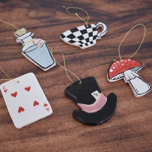 Ornamenti per albero di Natale in ceramica Alice nel Paese delle Meraviglie Set di 5 ornamenti in argilla fatti a mano, decorazioni natalizie