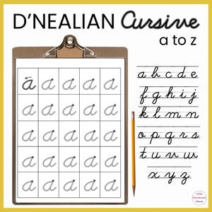 Puede incluir: Un portapapeles con una cuadrícula de práctica de la letra cursiva 'a', un lápiz y una tabla del alfabeto cursivo. El texto dice "D'Nealian Cursive a to z" y "Little Montessori House". El lápiz es amarillo con una goma de borrar rosa.