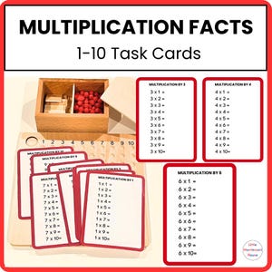 Op de afbeelding: Een Montessori-vermenigvuldigingsleerset met taakkaarten. De set bevat een houten doos met kralen en houten stokjes, taakkaarten met vermenigvuldigingsproblemen en de tekst "MULTIPLICATION FACTS 1-10 Task Cards."