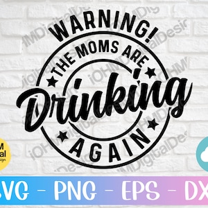 Puede incluir: Señal de advertencia en blanco y negro con el texto "WARNING! THE MOMS ARE DRINKING AGAIN" en un círculo con estrellas.