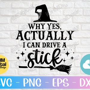 Könnte beinhalten: Schwarzweißes Grafikdesign mit einem Hexenhut, einem Besen und dem Text "Why yes, actually I can drive a stick."