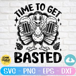 Puede incluir: Gráfico en blanco y negro de un pavo sosteniendo dos jarras de cerveza, con el texto "TIME TO GET BASTED". El diseño incluye estrellas y hojas, perfecto para Acción de Gracias o una celebración de otoño.