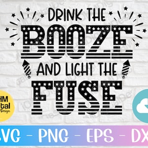 Könnte beinhalten: Schwarzweißes Grafikdesign mit einem rot-weiß-blauen Sternenmuster. Der Text lautet "Drink the Booze and Light the Fuse".