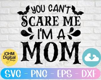 Può includere: Progettazione grafica in bianco e nero con il testo "You Can't Scare Me I'm A Mom" con ali di pipistrello e vortici.  Formati di file SVG, PNG, EPS e DXF.