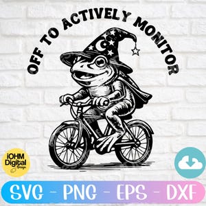 以下が含まれることがあります： 自転車に乗ったカエルの白黒イラスト。魔法使いの帽子とマントを着用しています。上部のテキストは「OFF TO ACTIVELY MONITOR」と表示されています。下にはファイルの種類：SVG、PNG、EPS、DXFがあります。