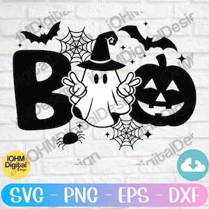 Puede incluir: Diseño digital en blanco y negro con un fantasma con un sombrero de bruja, una calabaza y una telaraña. El texto "Boo" está en letras negras grandes.