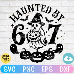Könnte beinhalten: Schwarz-weiße Halloween-Grafik mit dem Text "HAUNTED BY 67". Das Design zeigt einen Geist mit Hexenhut und Kürbis, umgeben von Fledermäusen, Sternen und Kürbissen. Enthält SVG-, PNG-, EPS- und DXF-Dateiformate.