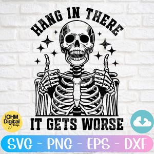 Könnte beinhalten: Schwarz-weiße Grafik eines Skeletts, das zwei Daumen hoch zeigt. Der Text "HANG IN THERE" wölbt sich über dem Schädel, und "IT GETS WORSE" steht darunter. Das Design enthält Sterne und ist vor einer weißen Backsteinmauer platziert.