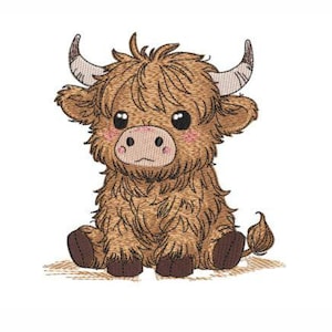 Puede incluir: Diseño bordado de un ternero de vaca de las Tierras Altas, con un pelaje marrón esponjoso, pequeños cuernos y una expresión linda. El ternero está sentado con las piernas recogidas y una pequeña cola. El diseño está sobre un fondo blanco.
