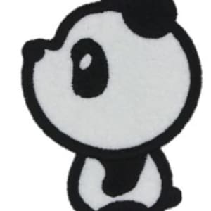 Puede incluir: Un diseño de oso panda en blanco y negro. El panda tiene un contorno negro, orejas negras y manchas negras alrededor de los ojos y en el cuerpo. El cuerpo del panda es blanco. El panda mira hacia la izquierda.