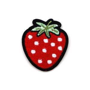 Peut inclure: Écusson brodé en forme de fraise. Le patch présente un corps rouge vif avec des détails de graines blanches, une tige verte et une bordure noire. Parfait pour ajouter aux vêtements ou aux accessoires.